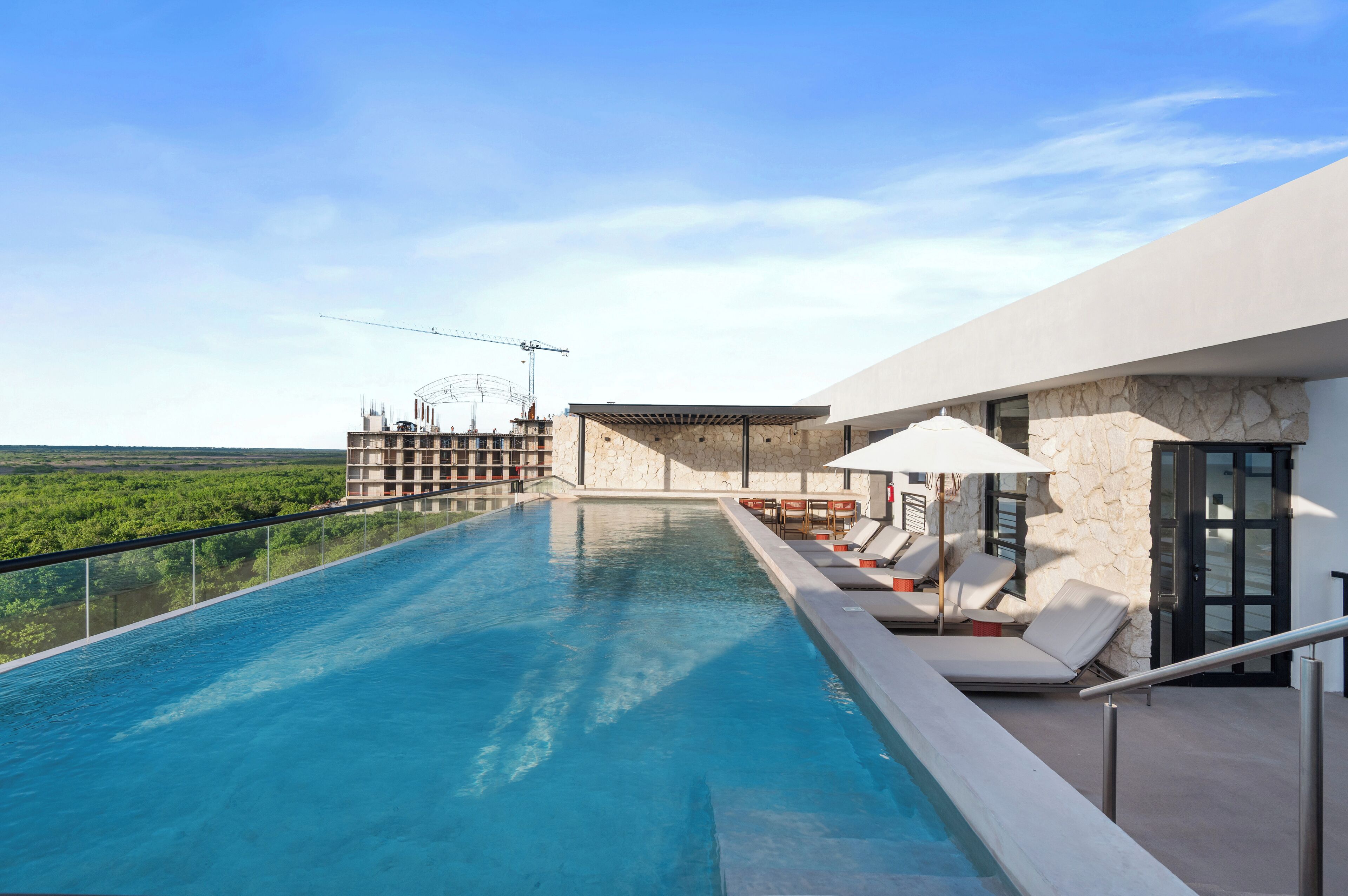2 piscinas externas, guarda-sóis, espreguiçadeiras