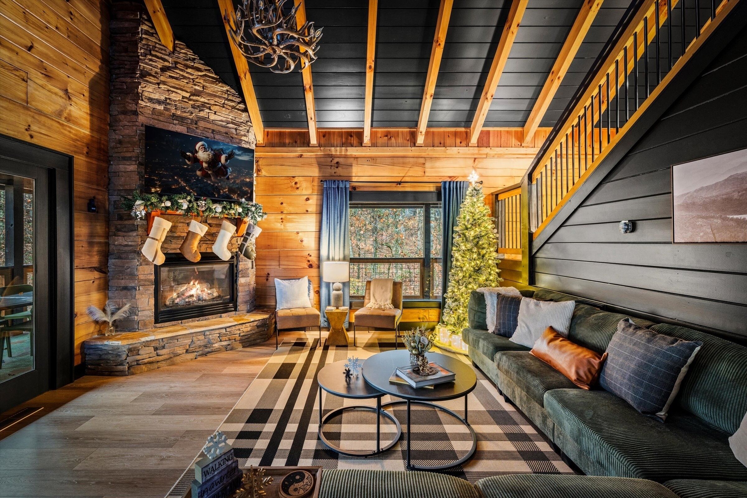 TV connectée, cheminée, jeux vidéo, livres