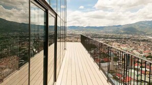 A balcony with a view of a cityscape and mountains. - Catorce Urbano (San José)