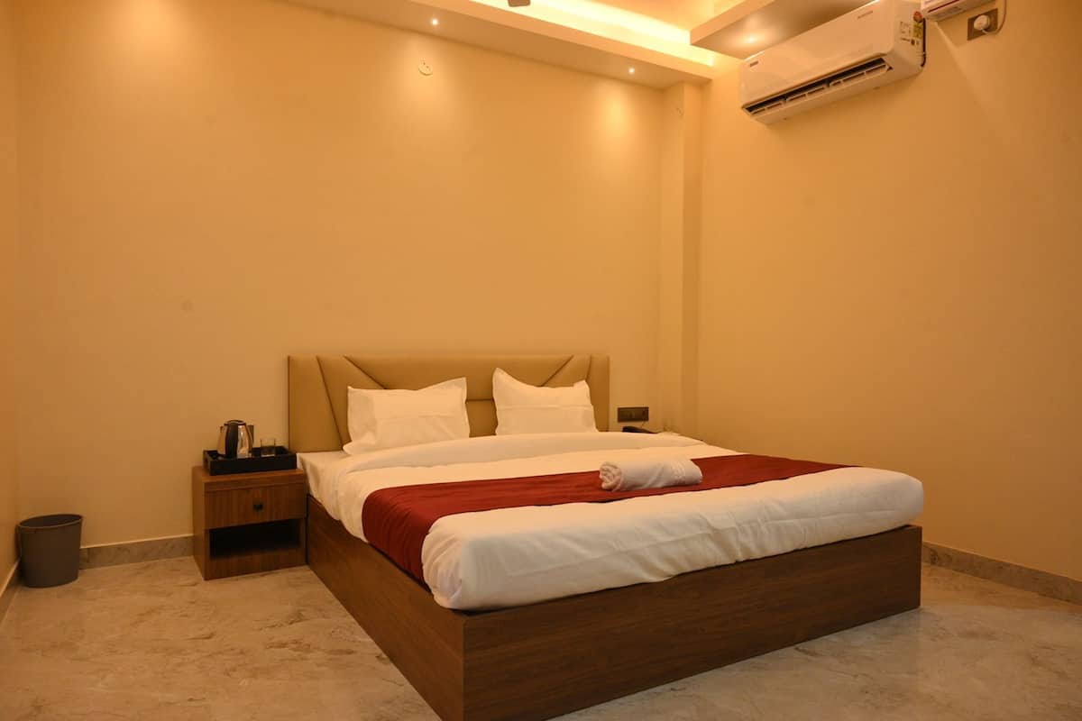 Economy Double or Twin Room | Iron/ironing board, free WiFi