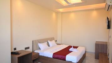 Deluxe Suite | Iron/ironing board, free WiFi