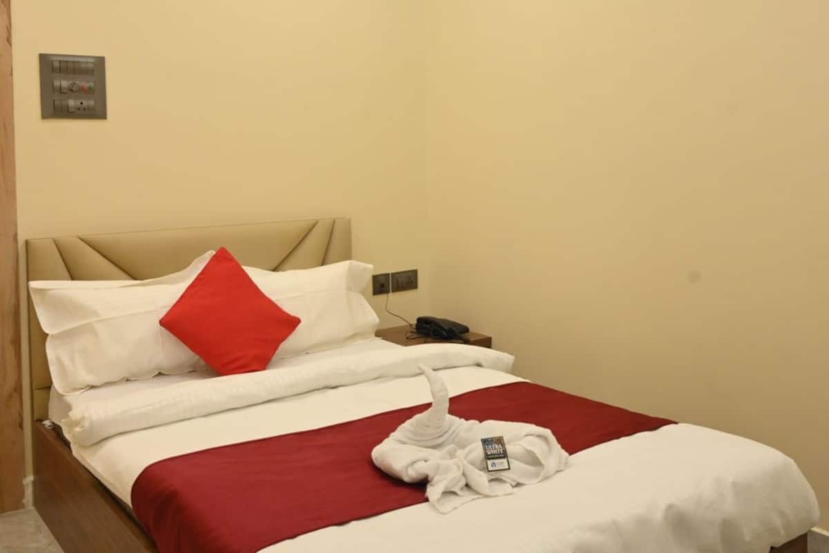 Deluxe Double Room | Iron/ironing board, free WiFi