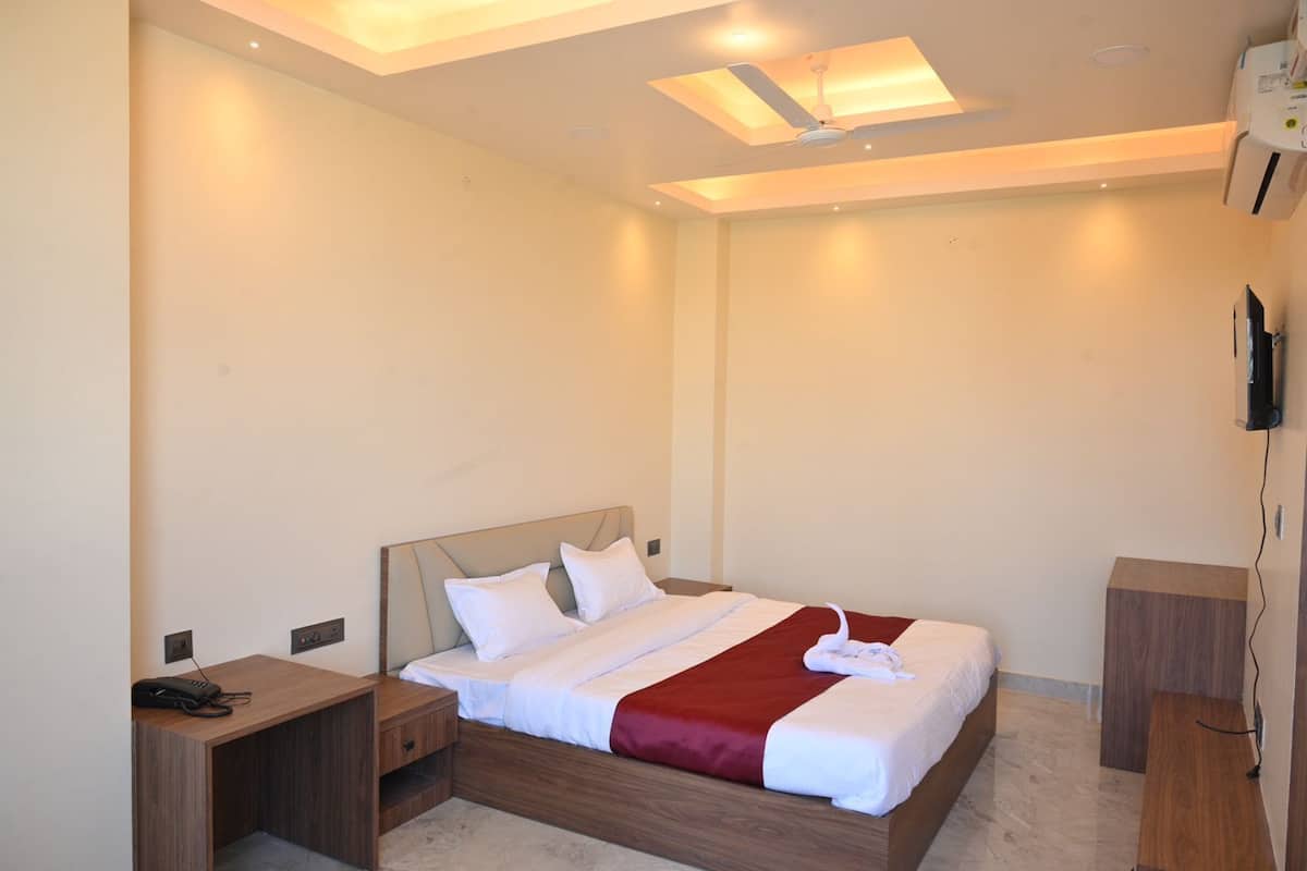 Deluxe Suite | Iron/ironing board, free WiFi