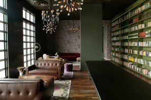 Lobby - NEW URBN Loft with workstation. (San José)