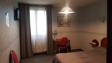 Habitación doble | Espacio para trabajar con un portátil y wifi gratis