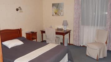 Habitación doble | Espacio para trabajar con un portátil y wifi gratis