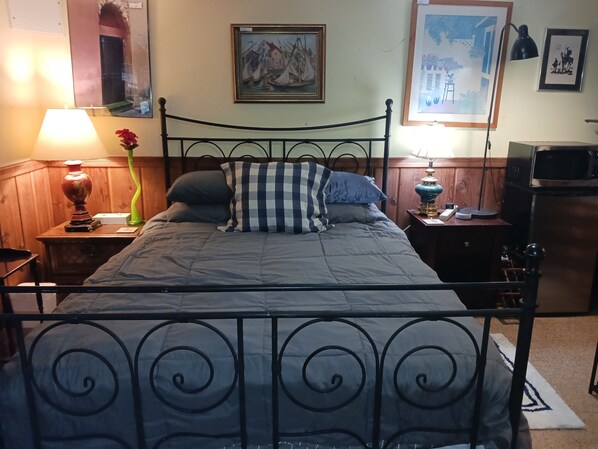 1 bedroom, desk, iron/ironing board, free WiFi - Paradise found, private basement suite with keyless door pad entry. (Silver Spring)