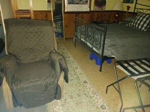 1 bedroom, desk, iron/ironing board, free WiFi - Paradise found, private basement suite with keyless door pad entry. (Silver Spring)