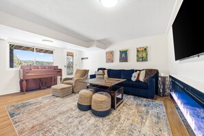 TV, fireplace, books - Eagle, CO Private Mountain Retreat near Vail (Eagle)