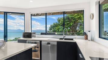 ثلاجة، ميكروويف، غسالة أطباق، ماكينة لصنع القهوة/الشاي