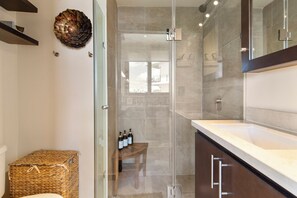 Haartrockner, Bidet, Handtücher, Toilettenpapier