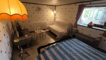 Een strijkplank/strijkijzer, wifi, beddengoed