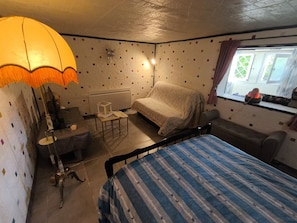 Een strijkplank/strijkijzer, wifi, beddengoed