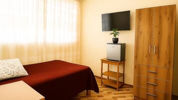 2 bedrooms, iron/ironing board, bed sheets