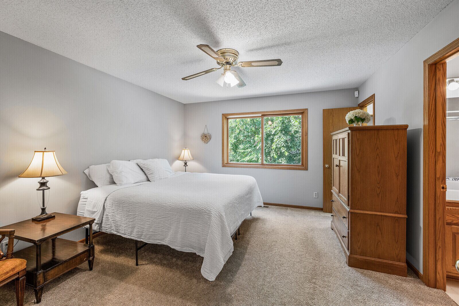 6 bedrooms, iron/ironing board, WiFi, bed sheets