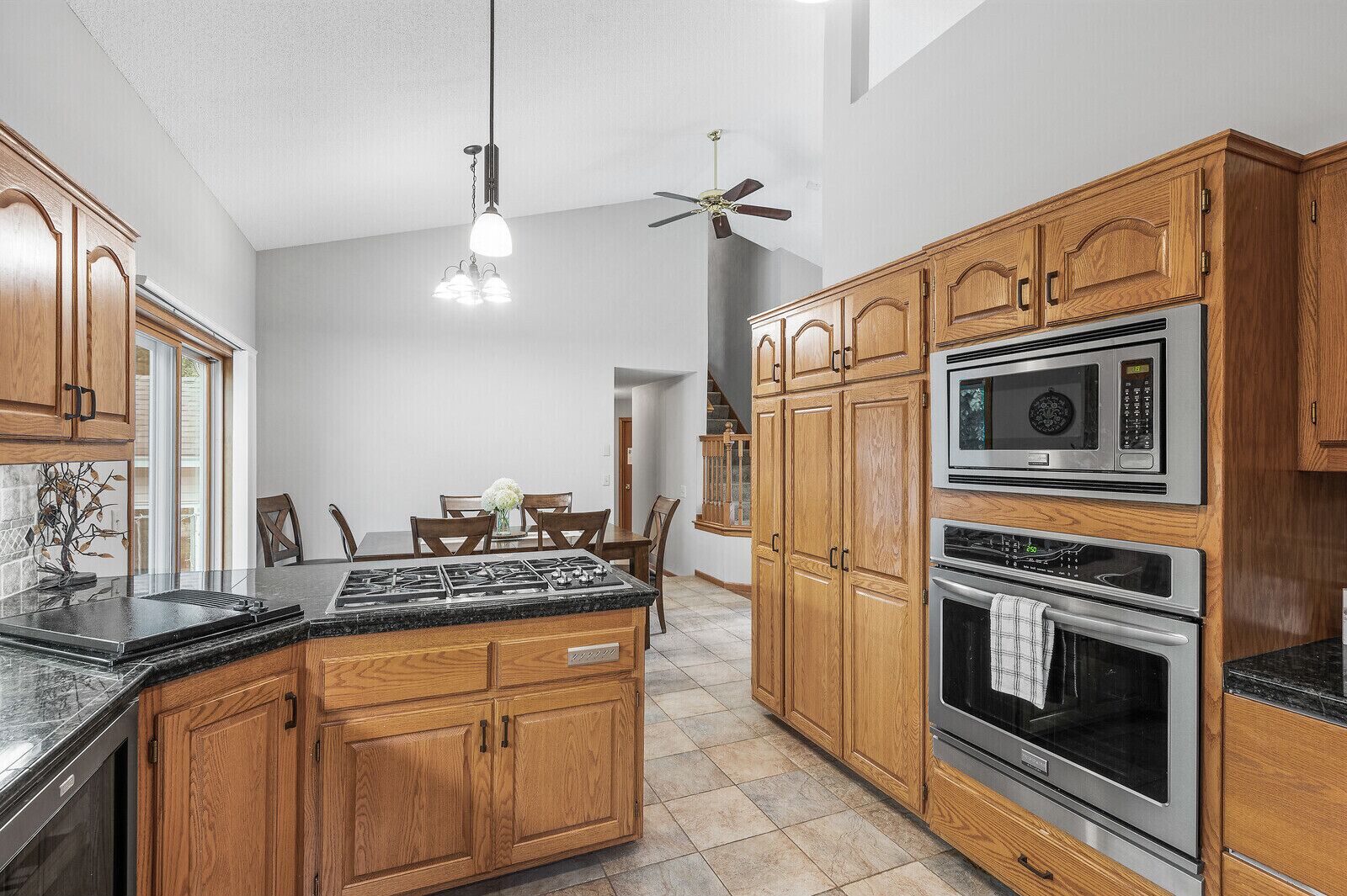 Mikrobølgeovn, ovn, kokeplater og oppvaskmaskin