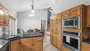 Mikrobølgeovn, ovn, kokeplater og oppvaskmaskin