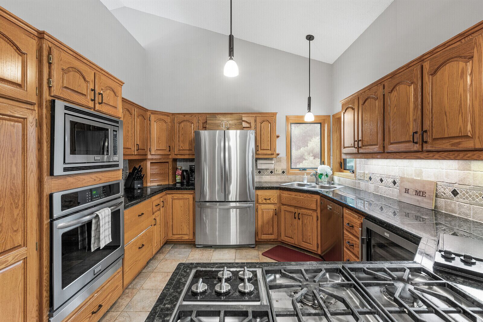 Mikrobølgeovn, ovn, kokeplater og oppvaskmaskin