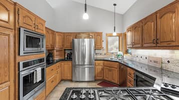 Mikrobølgeovn, ovn, kokeplater og oppvaskmaskin