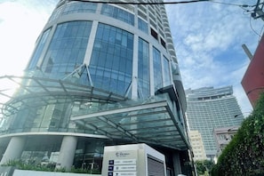 Un bâtiment moderne doté d’une façade en verre et d’une structure incurvée.
