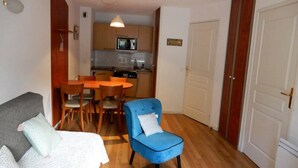 Living area - 2-room Apartment for 4 People - Comfort (Bagnères-de-Bigorre)