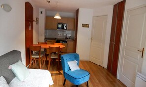Living area - 2-room Apartment for 4 People - Comfort (Bagnères-de-Bigorre)