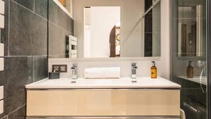 Hair dryer, towels - Apartment in Cannes Near Midi Beaches (Cannes)