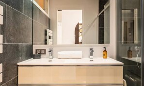 Hair dryer, towels - Apartment in Cannes Near Midi Beaches (Cannes)