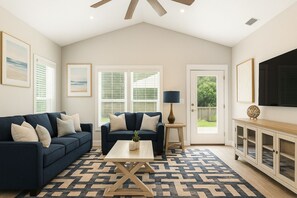 Living area - Sea Breeze Hideaway (Panama City Beach)