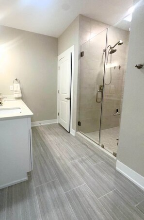 Shower, soap, shampoo, toilet paper - Sea Breeze Hideaway (Panama City Beach)