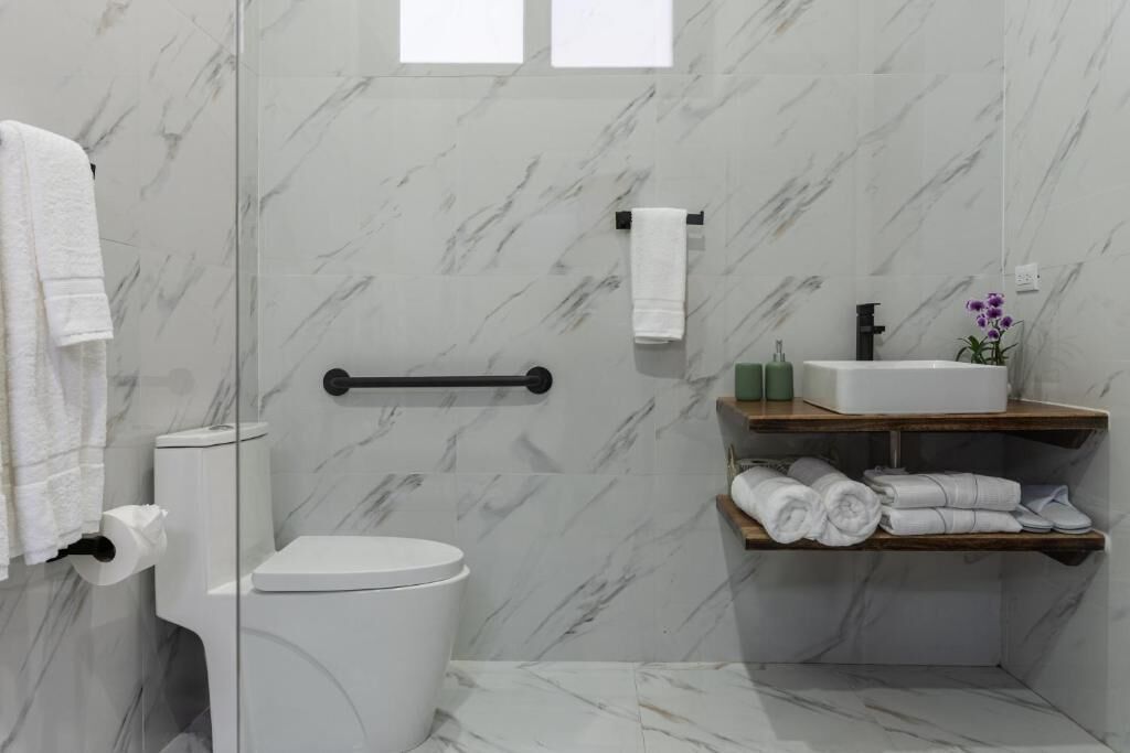 Dusche, Haartrockner, Handtücher, Seife