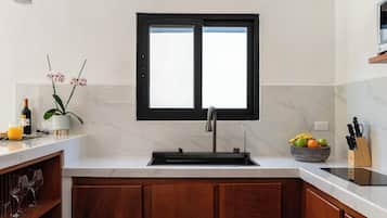 Een koelkast, een microgolfoven, een kookplaat