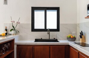 Een koelkast, een microgolfoven, een kookplaat