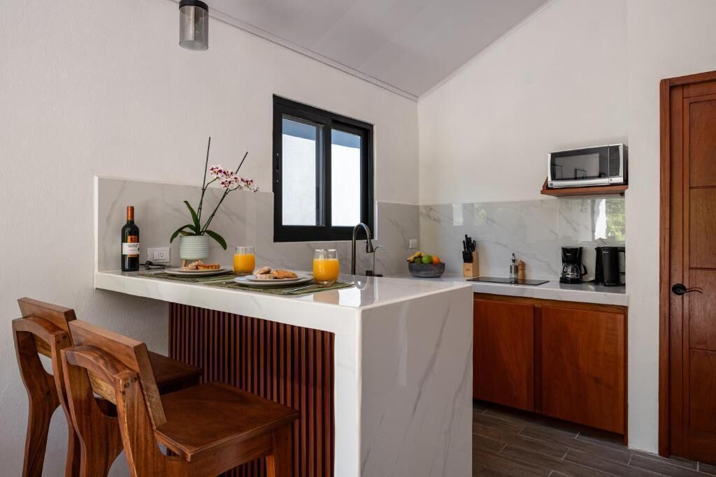 Réfrigérateur, micro-ondes, plaque de cuisson, cafetière/bouilloire