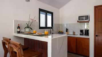 Réfrigérateur, micro-ondes, plaque de cuisson, cafetiÚre/bouilloire