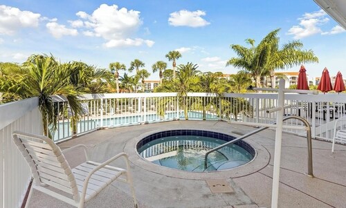 Charming 2-bedroom condo in wonderful Tarpon Springs with fitness, pool, tennis!