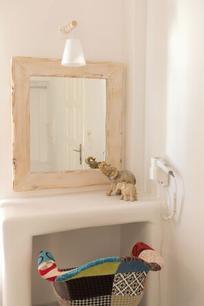 Frette Italian sheets, premium bedding, in-room safe - Noème Santorini (Santorini)