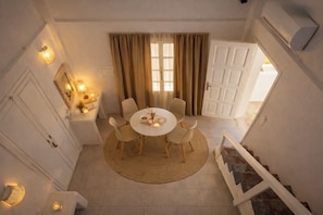 Superior Quadruple Room | Living area