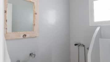 Shower, rainfall showerhead, free toiletries, hair dryer