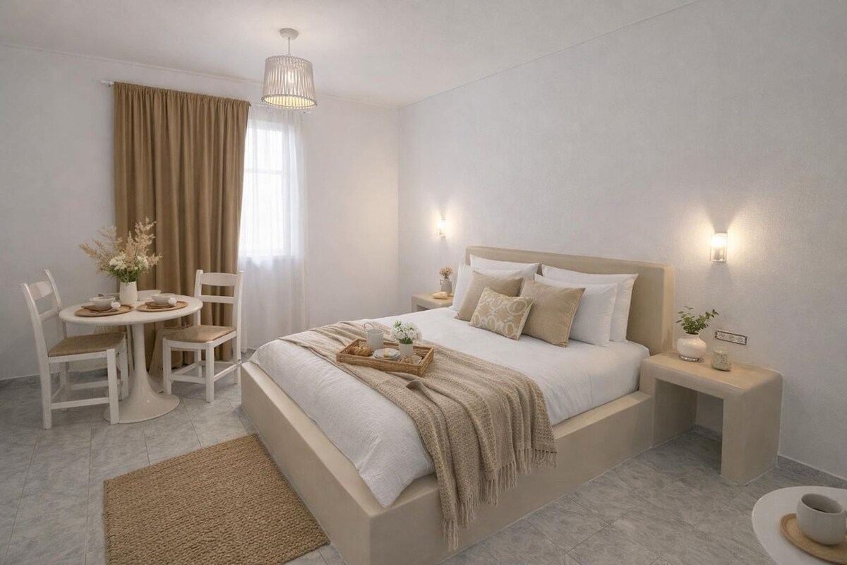 Una camera da letto con un letto, comodini, una sedia, un tavolino e una finestra con tende.
