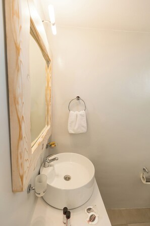 Shower, rainfall showerhead, free toiletries, hair dryer - Noème Santorini (Santorini)