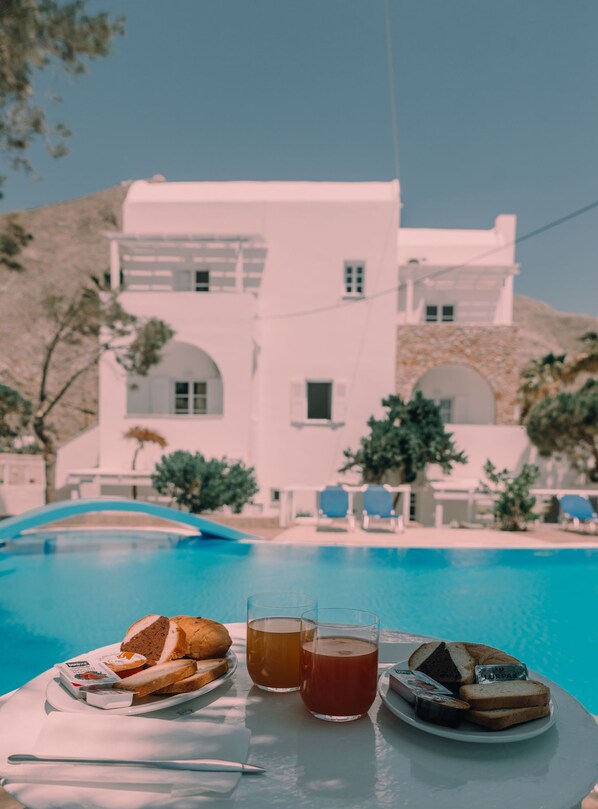 View from property - Noème Santorini (Santorini)
