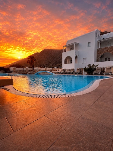 Noème Santorini