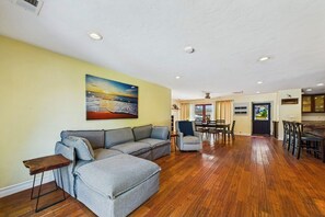 Smart TV, books - 4-bedroom house in historic Ferndale with bonus dressing room, pet friendly! (Ferndale)