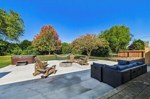 Terrace/patio - 4-bedroom house in historic Ferndale with bonus dressing room, pet friendly! (Ferndale)