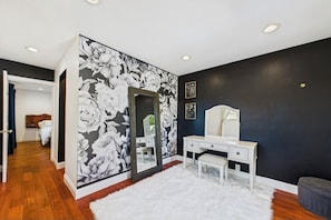 4 quartos, ferros/tábuas de passar roupa, berço de viagem