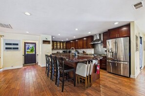 Fridge, microwave, oven, stovetop - 4-bedroom house in historic Ferndale with bonus dressing room, pet friendly! (Ferndale)