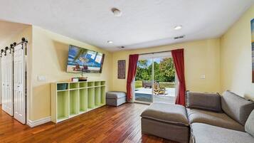 Een smart-tv en boeken