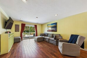 Smart TV, books - 4-bedroom house in historic Ferndale with bonus dressing room, pet friendly! (Ferndale)