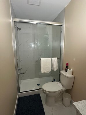 Toalhas de banho, sabonete, shampoo, papel higiênico